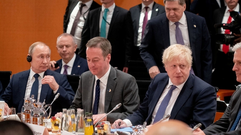 Rusland præsident, Vladimir Putin (tv), og den britiske premierminister, Boris Johnson (th) under fredsmødet for Libyen, der fandt sted søndag i den tyske hovedstad, Berlin.