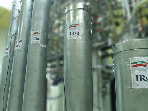 Irans atomenergikommission har udsendt dette billede af centrifuger på atomaklængget Natanz 300 kilometer syd for Teheran. Efter USA's likvidering af den iranske general Qassem Soleimani meddelte Iran, at det i strid med den internatinale atomaftale ville tidoble berigningen af uran i centrifugerne.
