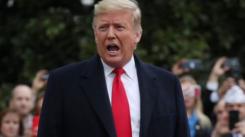 Mens Senatet tager hul på rigsretssagen mod præsident Donald Trump, rejser hovedpersonen dagen inden til alpebyen Davos i Schweiz, hvor han skal deltage i det årlige topmøde i Davos.