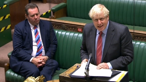 Premierminister Boris Johnson præsenterede tirsdag en række nye restriktioner, der skal bremse smittespredningen af coronavirus i Storbritannien.