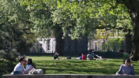 "Bliv hjemme og red liv", lyder et af den britiske regerings nøglebudskaber under coronakrisen. Her ses folk nyde foråret i en park i London i slutningen af april. (Arkivfoto).