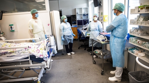 Sygeplejersker holder et møde på intensiv afdelingen for Covid-19 patienter på Bispebjerg Hospital i København torsdag den 7. maj 2020. (Foto: Ólafur Steinar Gestsson/Ritzau Scanpix)
