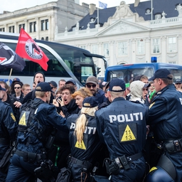 De forskellige antifascistiske grupperingers voldsparathed er velkendt. Her er det grupperingerne Antifascistisk Aktion og Revolutionære Antifascister, der støder sammen med politiet ved en demonstration arrangeret af den anti-islamistiske organisation For Frihed den 3. september 2016. (Foto: Kristoffer Trolle/Flickr)