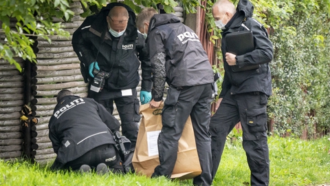 Betjente arbejder i Albertslund i kølvandet på Peter Madsens flugtforsøg. Livstidsfangen forsøgte at flygte i oktober fra Herstedvester Fængsel. (Arkivfoto)