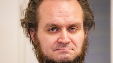 I Norge siger en 29-årig norsk-pakistansk kvinde, som er hentet hjem med to små børn fra en flygtningelejr i Syrien, at hun ikke er skyldig i de anklager, som rettes mod hende. Sagen omkring kvinde har udløst en regeringskrise i Oslo. Kvindens forsvarer, Nils Christian Nordhus (foto), siger ved et pressemøde i Oslo søndag, at kvinden tager afstand fra Islamisk Stat.