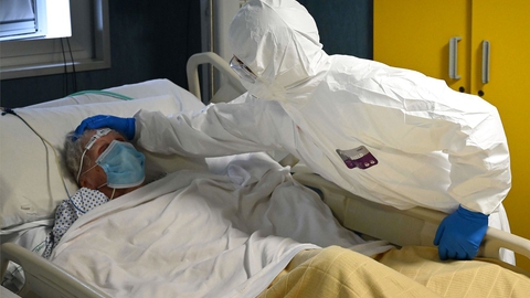 En sundhedsarbejder tjekker til en coronapatient på et hospital i Rom, Italien. (Foto: Alberto Pizzoli/AFP/Ritzau Scanpix)