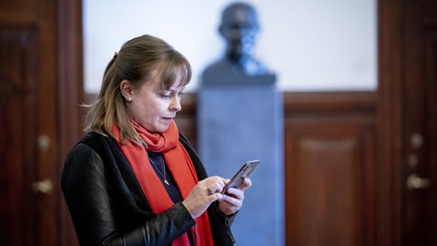 Kulturminister Joy Mogensen (S) kan i marts ikke forudse, hvad kulturen i sommeren 2021 kan regne med grundet coronakrisen, siger hun på et samråd.