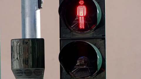 Det skal ikke udløse bødestraf at gå over for rødt, mener Marius Legaard Kopart og Ivan Al-Hilali. (Foto: Pxhere)