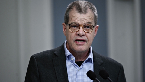 (ARKIV) Faglig direktør for Infektionsberedskab i Statens Serum Institut Kåre Mølbak, da statsminister Mette Frederiksen (S) afholder pressemøde om COVID-19 i Danmark i Spejlsalen i Statsministeriet mandag den 6. april 2020. (Foto: Philip Davali/Ritzau Scanpix)