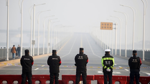 Myndighederne i Hubei-provinsen i Kina har opstillet checkpoints på hovedveje ind og ud af provinsen. Den kvinde, der er smittet i Sverige, har opholdt sig i regionen omkring storbyen Wuhan i provinsen.