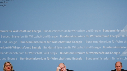 Finansminister Olaf Scholz, økonomi- og energiminister Peter Altmaier og miljøminister Svenja Schulze præsenterede torsdag den nye køreplan.