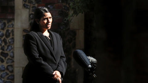 En mand, som dræbte tre og sårede tre andre i den engelske by Reading lørdag, var alene om angrebet ifølge den britiske indenrigsminister, Priti Patel.