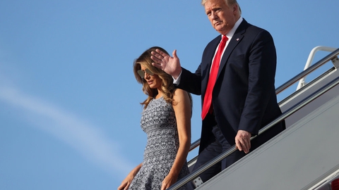 Donald Trump og hans hustru, Melania, ankommer til Washington D.C. efter en tur til Kennedy Space Center i Florida, hvor en SpaceX-affyring skulle finde sted onsdag. Affyringen blev dog udskudt på grund af dårligt vejr.