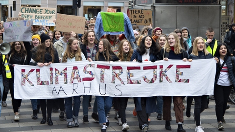 Som følge af de danske myndigheders anbefalinger i forhold til coronavirusset bliver klimastrejker i 16 danske byer aflyst fredag den 13. marts. Her ses skoleelever under en klimastrejke i Aarhus sidste år.