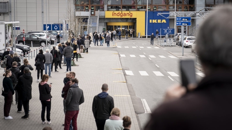 Ikea åbnede sine varehuse mandag, og der var kø lige fra start af.