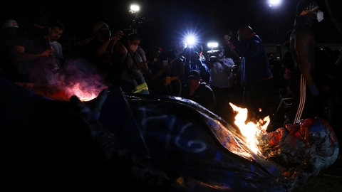 Statuen af Albert Pike blev revet ned med reb, hvorefter der blev sat ild til den. Flere monumenter, som viser fremtrædende sydstatsfigurer, er blevet revet ned af demonstranter i forbindelse med de forgangne ugers protester.