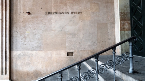 I Københavns Byret skal en dommer i løbet af fredag tage stilling til, om en 16-årig dreng skal varetægtsfængsles. Han er sigtet for omfattende bedrageri mod enker. (Arkivfoto)