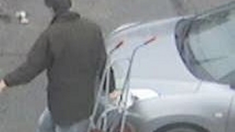 Thomas Gotthard bortskaffede blandt andet en grå sækkevogn den 6. november på Frederikssund Genbrugsplads. Kontakt Nordsjællands Politi på telefonnummer 114, hvis du har set Thomas Gotthard med sækkevognen.