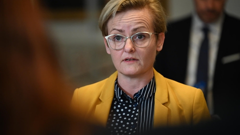 Børne– og undervisningsminister Pernille Rosenkrantz–Theil (S) glæder sig over, at nogle afgangselever fra mandag kan vende tilbage til skolerne.