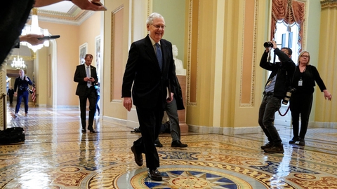 Senatets republikanske flertalsleder Mitch McConnell, ses her ankomme til forhandlingerne 23. marts.