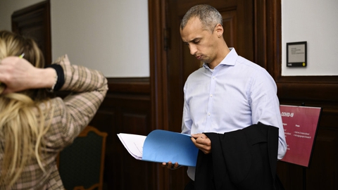 Udlændinge- og integrationsminister Mattias Tesfaye (S), der her ses på vej i et samråd på Christiansborg, mener, at et lavere antal af flygtninge gør kommunernes indsats med at integrere dem nemmere. (Arkivfoto)