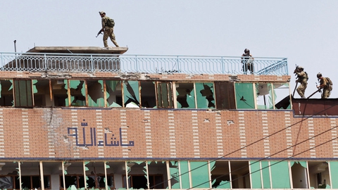 Afghanske sikkerhedsstyrker indtager deres positioner på taget af det fængsel i Jalalabad, der er kommet under angreb fra Islamisk Stat.