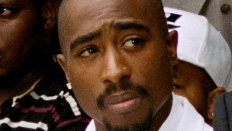 Rapperen Tupac Shakur kun få uger før, at han blev skudt i september 1996. Han døde få dage senere.