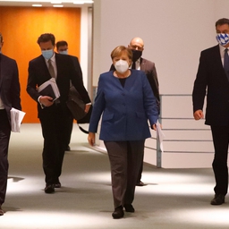 Forbundskansler Angela Merkel ankommer til onsdagens pressemøde om nedlukninger i Tyskland sammen med Bayerns ministerpræsident,  Markus Söder og Berlins borgmester, Michael Müller.