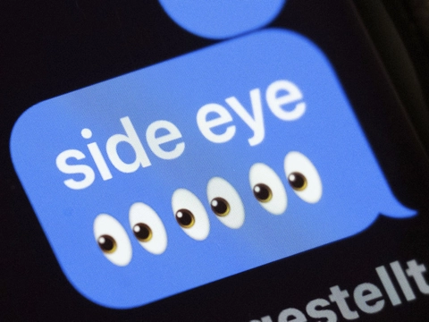 Smartphones spiller en stadig større rolle i undervisningen på norske gymnasier, og nu efterspørger et flertal af norske lektorer nationale regler på området. (Arkivfoto).