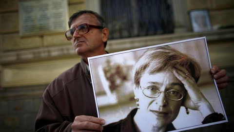 En demonstrant i Bulgarien med et foto af den dræbte russiske journalist Anna Politkovskaja, hvis arvtager på avisen Novaja Gazeta er blevet angrebet af 15 personer i Tjetjenien. (Arkivfoto).