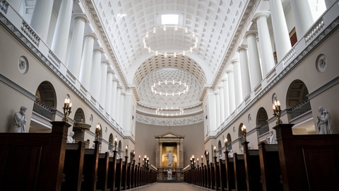 Kirkerne har fra denne uge fået grønt lys til igen at slå dørene op for kirkegængerne. Men da retningslinjerne først kom i sidste øjeblik, er det ikke alle kirker, der kan nå at blive klar til Kristi himmelfart torsdag.