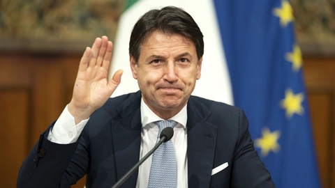 Italiens premierminister, Giuseppe Conte, har tirsdag indgivet sin afskedsbegæring til landets præsident, Sergio Mattarella. Det oplyser præsidenten ifølge AFP.