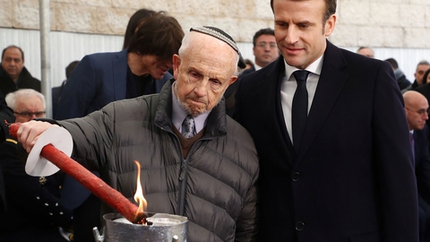 Saul Oren, en holocaust-overlever, tænder et lys sammen med den franske præsident Emmanuel Macron i anledning af 75-året for befrielsen af koncentrationslejren Auschwitz. (Foto: Ludovic Marin/AFP/Ritzau Scanpix)
