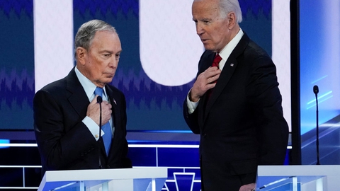 Bloomberg (t.v.) og Biden (t.h.) taler sammen under en debat for Demokraternes kandidater i februar (Arkivfoto).
