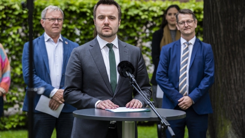 Erhvervsminister Simon Kollerup (S) kunne onsdag meddele, at penge til pressede virksomheder nu kommer hurtigere ud. (Arkivfoto)