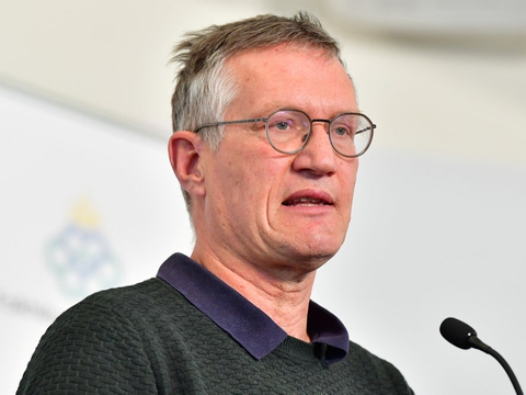 Den svenske statsepidemiolog, Anders Tegnell, tror, at coronasmitten har toppet i Sverige - omend på et højt niveau. Men professor og virusekspert Cecilia Söderberg-Naucler fra Karolinska instituttet frygter, at en katastrofe lurer.