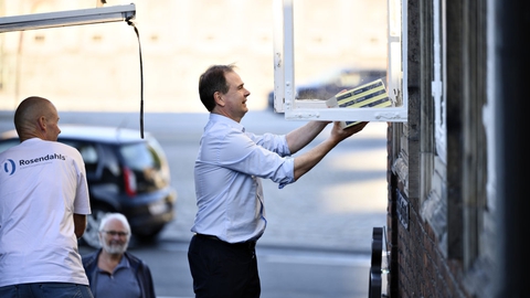 Finansminister Nicolai Wammen (S) hjalp søndag aften til med at bære regeringens forslag til finansloven ind gennem vinduerne i Finansministeriet.