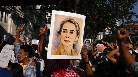 Mandag blev der anvendt vandkanoner, da mange tusinder igen bevægede sig ud på gaderne i Yangon for at protestere mod kuppet og tilbageholdelsen af den demokratisk valgte leder. Tirsdag er der igen demonstrationer.