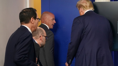 Præsident Donald Trump blev sent mandag aften dansk tid ekskorteret ud af presserummet i Det Hvide Hus som følge af et skyderi udenfor.