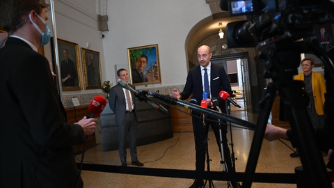 Justitsminister Nick Hækkerup (S) og sundhedsminister Magnus Heunicke (S) kunne sammen med børne og undervisningsminister Pernille Rosenkrantz–Theil (S) onsdag formiddag præsentere detaljerne i genåbningsaftalen.