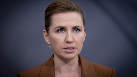 - Vi risikerer at tabe kontrollen. Vi skal have smitten ned. Vi bliver nødt til at holde fast og kæmpe videre, skriver statsminister Mette Frederiksen (S) på Facebook.