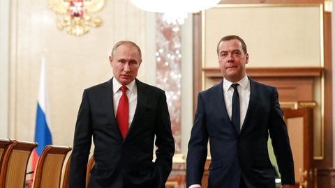 Ruslands præsident Vladimir Putin og den russiske premierminister Dmitry Medvedev taler sammen før et møde med medlemmer af regeringen i Moskva den 15. januar 2020. Til mødet blev det annonceret, at regeringen trækker sig. (Foto: Sputnik/Dmitry Astakhov/Pool via REUTERS)