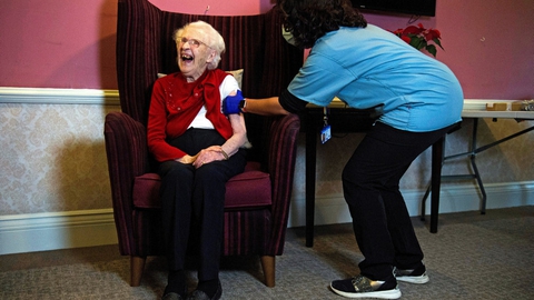 Vaccine fra AstraZenaca er taget i brug i Storbritannien, hvor 100-årige Ellen Prosser fik den på et plejehjem torsdag 7. januar. Den kan være på vej mod snarlig betinget markedsgodkendelse i EU.