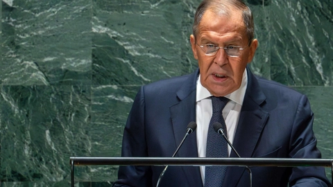 Ruslands udenrigsminister, Sergej Lavrov, på talerstolen i FN lørdag. Den russiske præsident, Vladimir Putin, er ikke i New York. En sigtelse for krigsforbrydelser fra Den Internationale Straffedomstol (ICC) betyder, at Putin vil blive anholdt, hvis han rejser til USA eller en lang række andre lande.