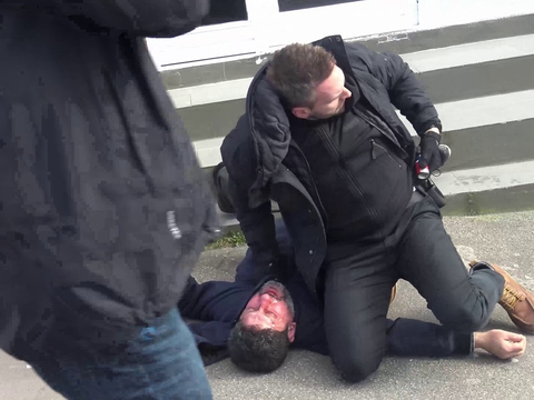 Her ses den ældre overfaldsmand efter at politiet fik ham under kontrol. (Foto: Screenshot fra Rasmus Paludans YouTube-kanal)