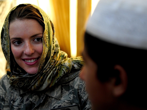 I USA, Sverige og Norge er det tilladt for kvinder i Forsvaret at bære tørklæder. Det bør det også være i Danmark, mener Radikale Venstre og Enhedslisten. (Foto: U.S. Armed Forces/Wikimedia Commons)