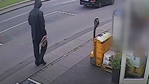 Her ses den formodede drabsmand på et billede fra overvågninsvideoen udsendt af Københavns Politi.