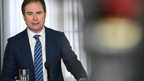 Finansminister Nicolai Wammen (S) siger på et pressemøde, at "hverdagen er sat på standby, og det samme er meget af den økonomiske aktivitet". Han understreger, at coronakrisen har "voldsomme økonomiske konsekvenser".