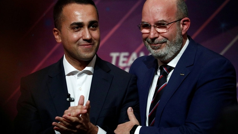 Luigi di Maio står sammen med den partimedlem Vito Crimi, som overtager tjansen som leder af Femstjernebevægelsen efter Di Maio, den 22. januar 2020.