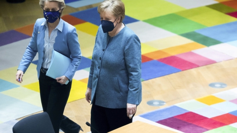 1,046 milliarder doser fra fire leverandører ventes leveret til EU, hvilket er nok til at vaccinere EU's befolkning på omkring 445 millioner borgere.  Det viser dokument, som EU's stats- og regeringschefer har set på tirsdag.